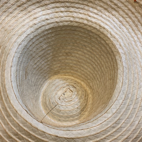White straw sun hat with coral netting. - Picture 5 of 5